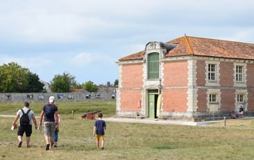 Deux expositions : « À bicyclette », « Les douze travaux de Brouage » et un jeu « Barouf ! »