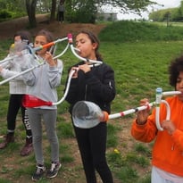 Atelier de fabrication d'instruments recyclés