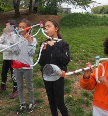 Atelier de fabrication d'instruments recyclés