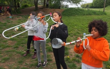 Atelier de fabrication d'instruments recyclés
