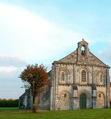 Visite commentée d'un prieuré roman saintongeais