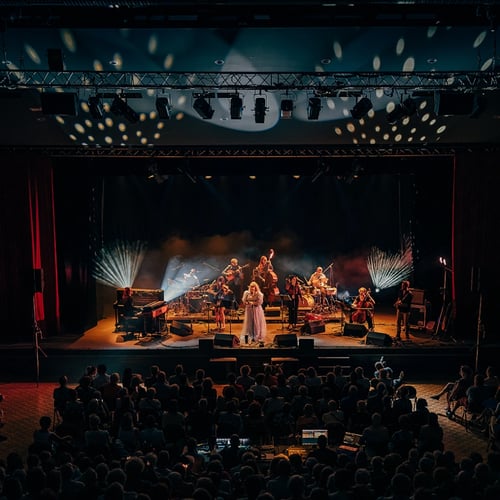 Kaz Hawkins et ses musiciens sur la grande scène, lors de la soirées "Femmes de Blues"